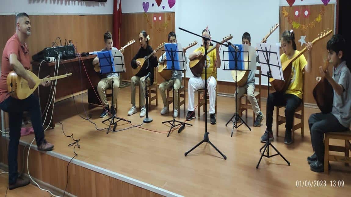 Okulumuz Bağlama Kursiyerlerinin Yıl Sonu Müzik Şöleni